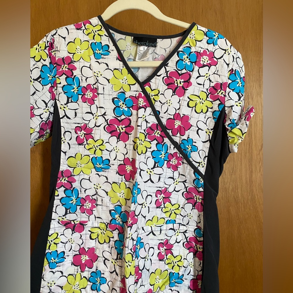 Cherokee scrub top